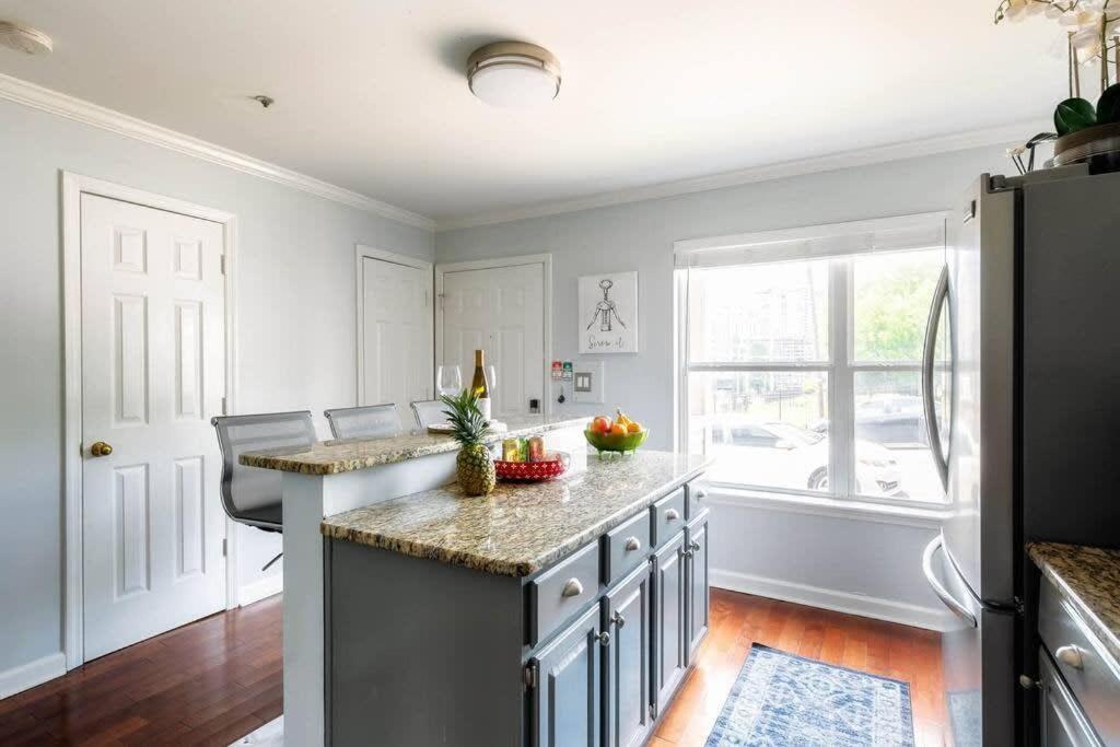 Walk To Broadway Charming Modern Historic Townhome Nashville Bagian luar foto